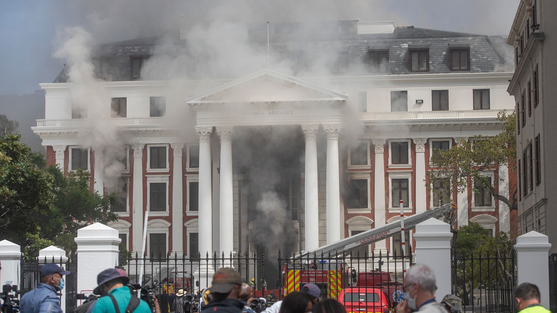 Cámara del Parlamento de Sudáfrica 'completamente destruida' por el fuego
