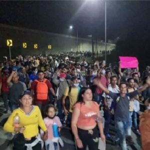Caravana de nuevos migrantes sale de Tapachula rumbo a EE.UU.