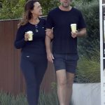 ¡El año de salud de Chrissie!  Chrissie Swan, de 48 años, (izquierda) se veía más delgada que nunca cuando salió con su buen amigo y compañero comediante Ash Williams, de 39 años, (derecha) en Melbourne a principios de este mes.