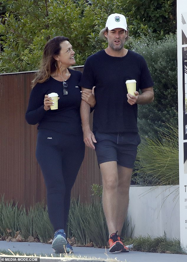 ¡El año de salud de Chrissie!  Chrissie Swan, de 48 años, (izquierda) se veía más delgada que nunca cuando salió con su buen amigo y compañero comediante Ash Williams, de 39 años, (derecha) en Melbourne a principios de este mes.