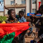 Cientos de personas marchan en protestas callejeras en Burkina Faso