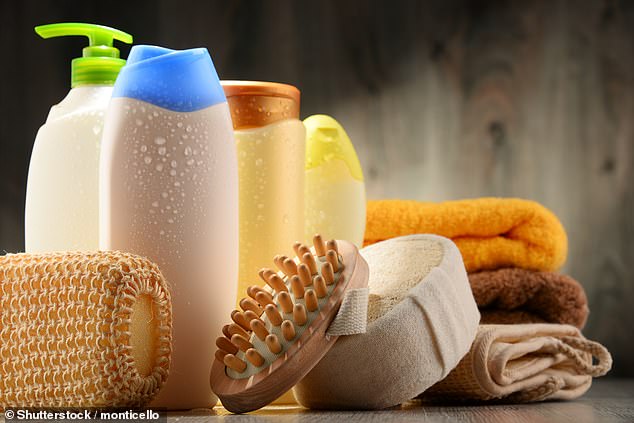 Los científicos han descubierto 11 sustancias químicas en productos cotidianos, como envases de yogur, botellas de champú y esponjas de cocina, que pueden contribuir al aumento de peso (imagen de archivo)