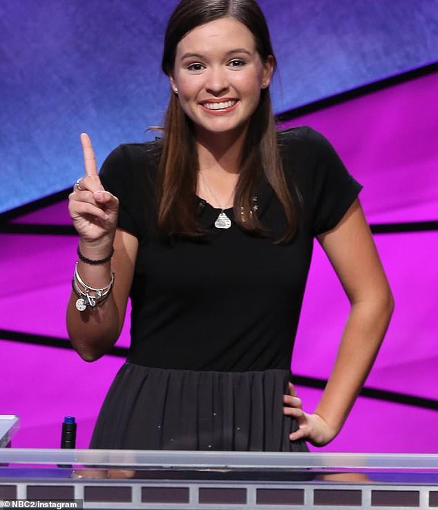Una concursante adolescente de Jeopardy se sinceró sobre el horrible acoso cibernético y el acoso que enfrentó a raíz de su aparición en el programa.
