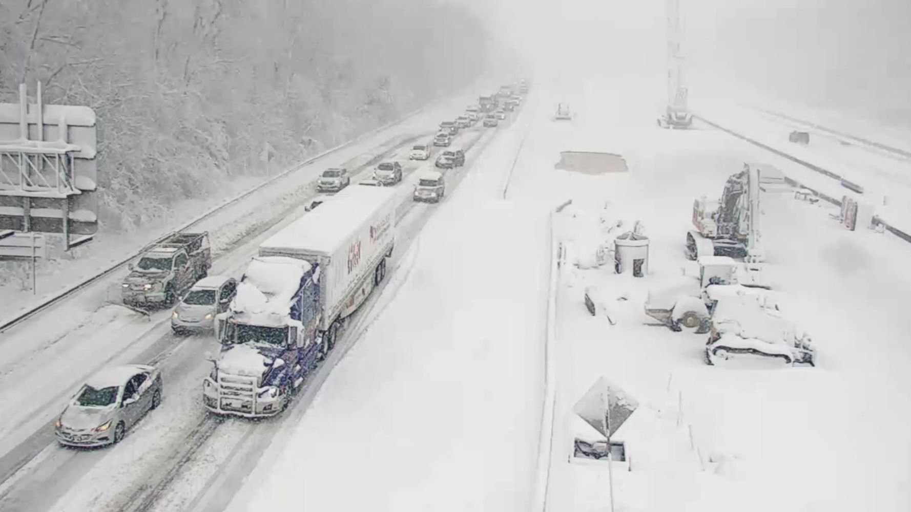 Conductores varados durante la noche después de que una tormenta invernal apagara la I-95 en Virginia