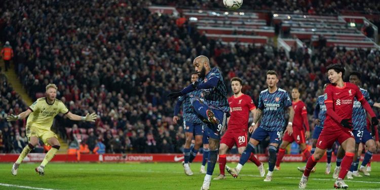Copa de la Liga: Arsenal aguanta el 0-0 en Liverpool tras tarjeta roja a Xhaka