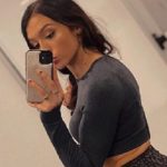 Cora Jade muestra su aumento de peso en una selfie con pantalones de yoga