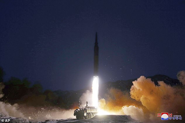 Corea del Norte disparó el viernes dos misiles balísticos de corto alcance en su tercer lanzamiento de armas este mes desafiando las nuevas sanciones de Estados Unidos.  En la imagen: un lanzamiento de prueba anterior de un misil hipersónico que tuvo lugar el 11 de enero de 2022 en Corea del Norte