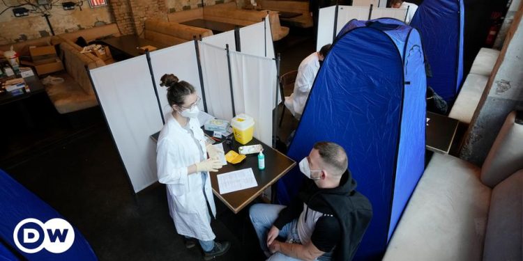 Coronavirus: Alemania considera nuevas medidas en medio de un pico de omicron
