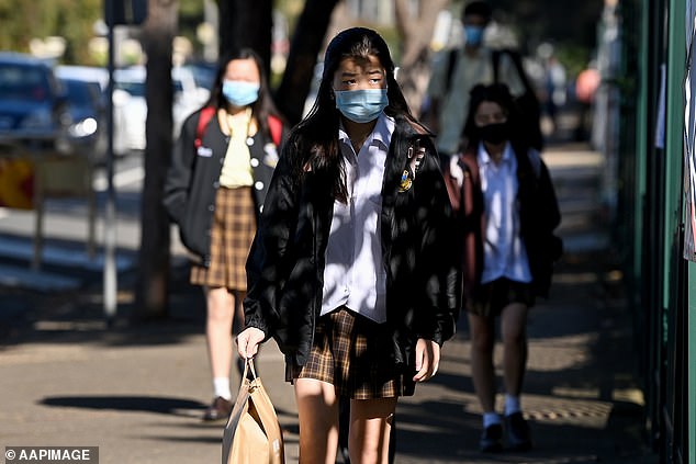 El gobierno estatal espera haber entregado más de seis millones de RAT a 3000 escuelas públicas, privadas y religiosas en NSW para el 26 de enero. En la foto: Estudiantes caminando a la escuela