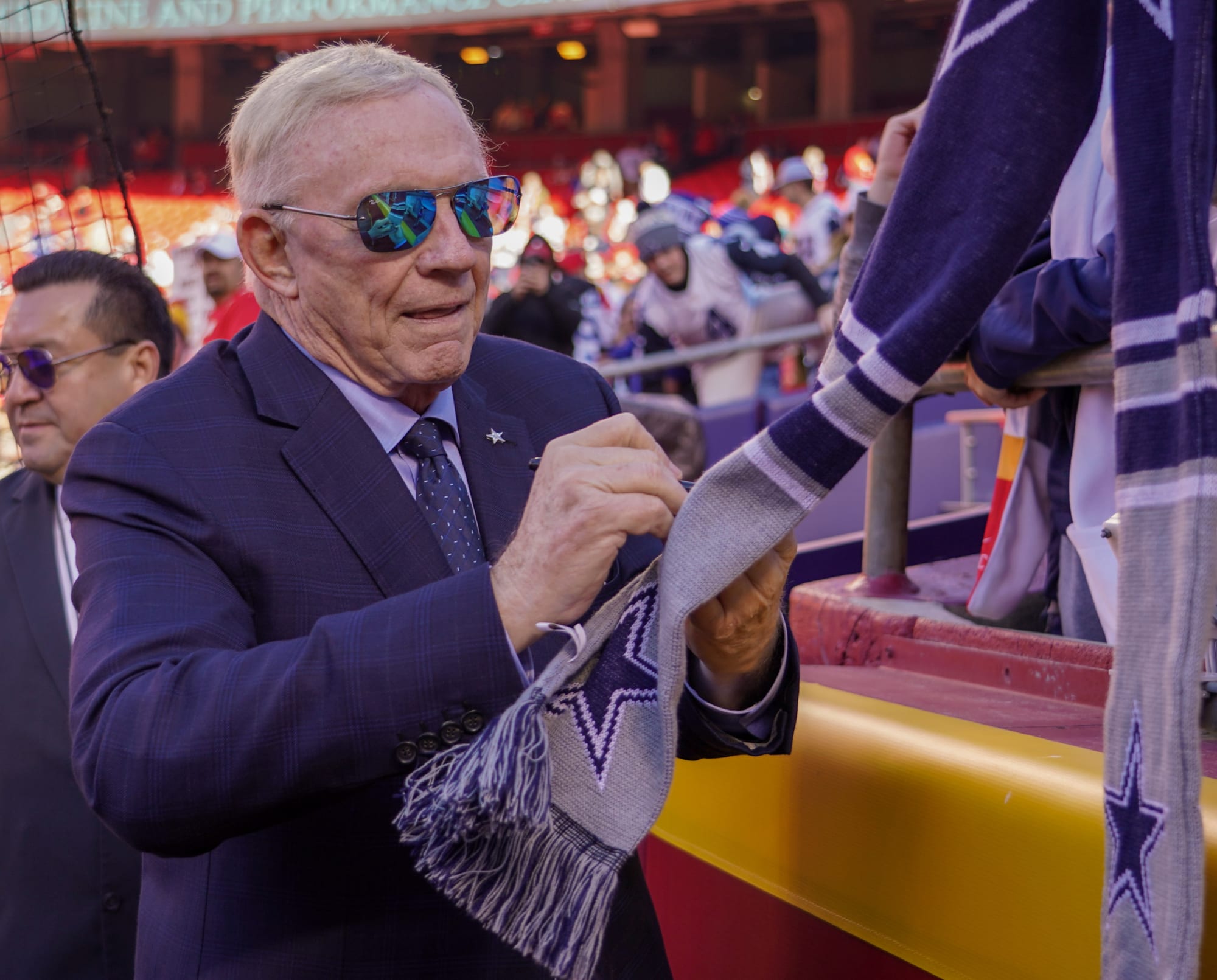 Cowboys: Jerry Jones se niega a arreglar el deslumbramiento del AT&T Stadium