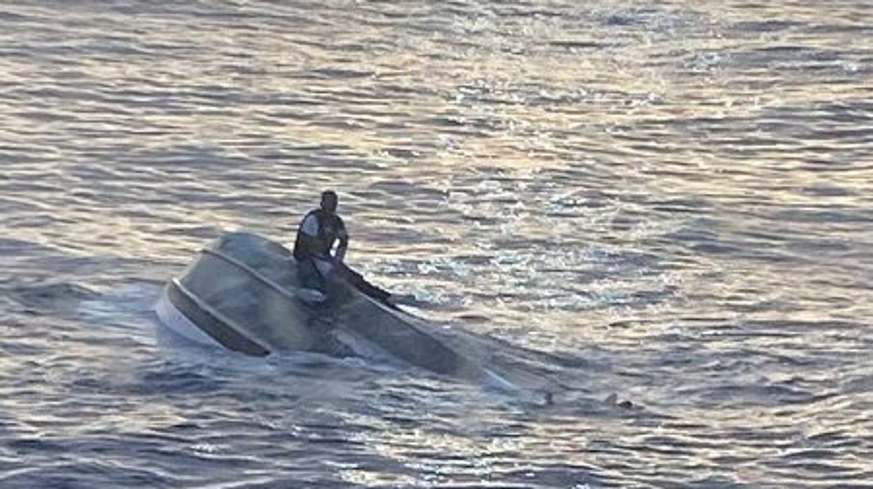 Decenas de personas desaparecidas después de que un barco que se creía que se usaba para el contrabando de personas naufragó frente a Florida
