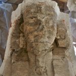 Un par de esfinges gigantes de piedra caliza han sido desenterradas por arqueólogos que excavaban el templo de Amenhotep III, quien gobernó el antiguo Egipto hace unos 3.300 años y fue el abuelo de Tutankamón.  Las estatuas representan al faraón con un tocado en forma de mangosta, una barba real y un collar ancho.