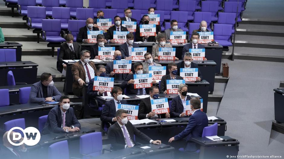 El Bundestag de Alemania endurece las reglas COVID-19 a medida que aumentan los casos de omicron
