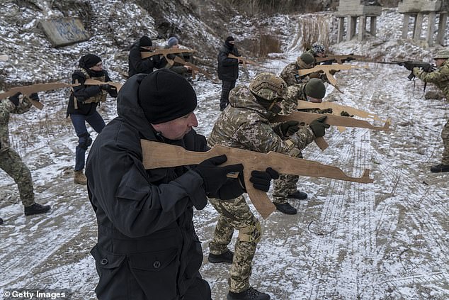 Preparándose para la batalla: Voluntarios del ejército territorial estaban entrenando con rifles de madera en la capital de Ucrania, Kiev