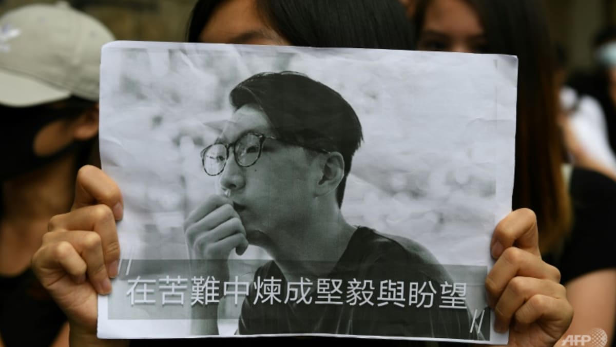 El activista por la independencia de Hong Kong Edward Leung sale de la cárcel
