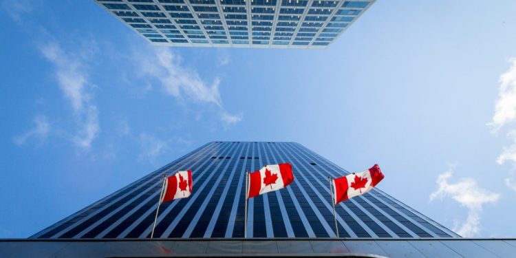 El atraso de inmigración de Canadá ahora supera los 1.8 millones de solicitudes