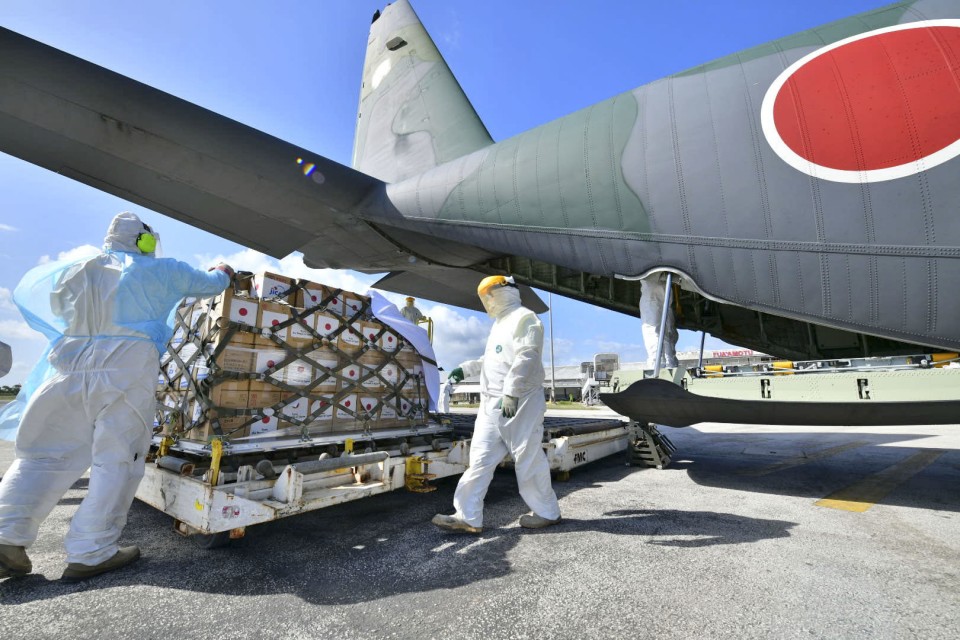 El avión ASDF de Japón que transportaba agua llega a Tonga afectada por el desastre
