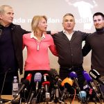 El tío Goran de Novak Djokovic, la madre Dijana, el padre Srdjan y el hermano Djordje en una conferencia de prensa en Belgrado el lunes.