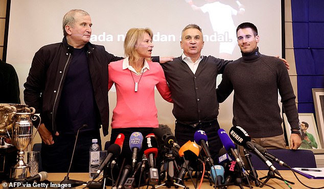 El tío Goran de Novak Djokovic, la madre Dijana, el padre Srdjan y el hermano Djordje en una conferencia de prensa en Belgrado el lunes.