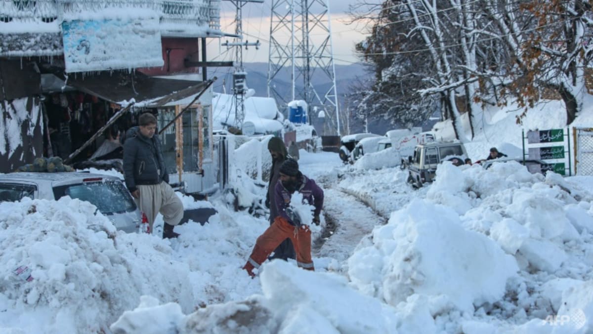 El ejército despeja las carreteras a la ciudad de Pakistán cubierta de nieve después de una ventisca mortal
