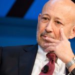 El ex CEO de Goldman, Lloyd Blankfein, dice que "las criptomonedas están sucediendo" a pesar de la caída de los activos digitales