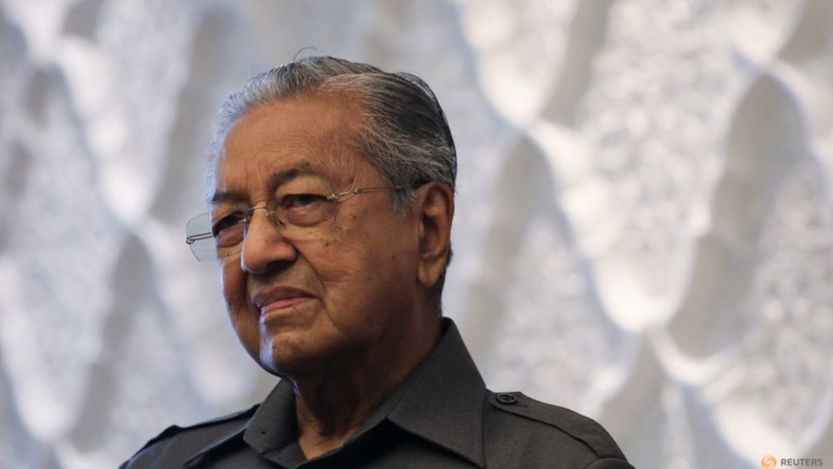 El ex primer ministro de Malasia, Mahathir Mohamad, sigue recibiendo tratamiento en el hospital y ha interactuado con su familia, dice su hija.