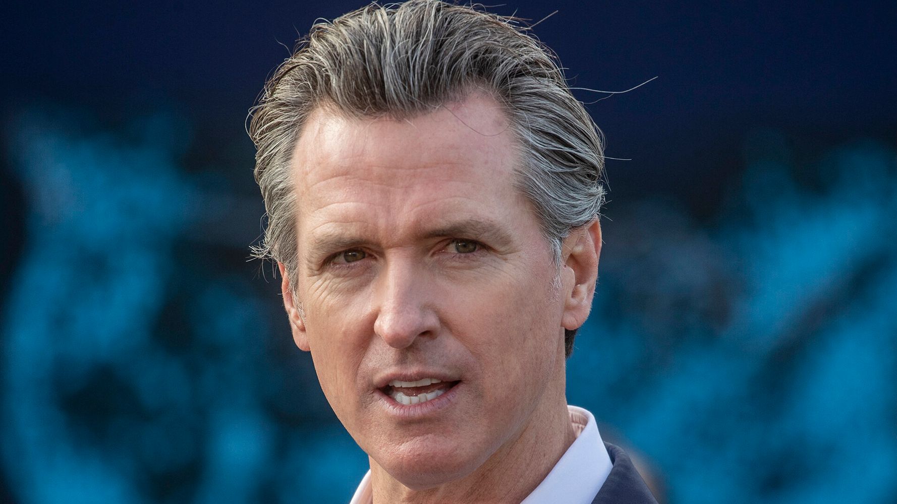 El gobernador de California, Gavin Newsom, enfrenta nuevas críticas por no usar mascarilla
