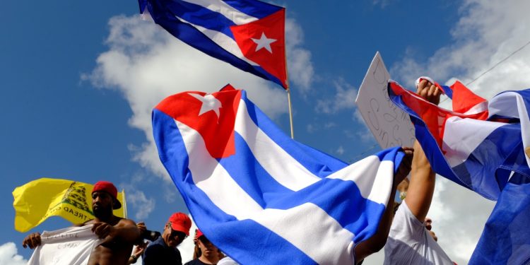 El gobierno de Biden impone prohibiciones de viaje a Estados Unidos a 8 funcionarios cubanos