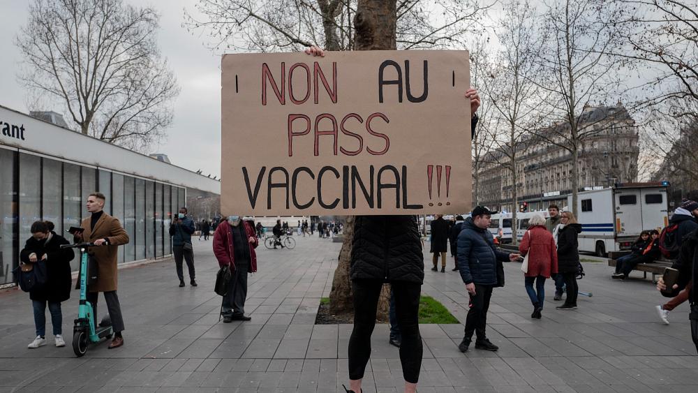 El 'pase de vacunas' de Francia entra en vigor en medio del aumento de Omicron