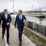 El rey holandés Willem-Alexander presenta la esclusa marina "más grande del mundo"