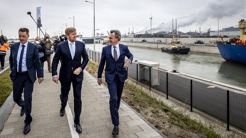 El rey holandés Willem-Alexander presenta la esclusa marina "más grande del mundo"