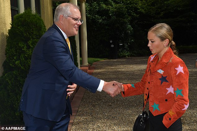 La australiana del año Grace Tame (en la foto a la derecha) no pudo ocultar su desprecio por el primer ministro Scott Morrison (izquierda) cuando la pareja se reunió al final de su reinado de un año.