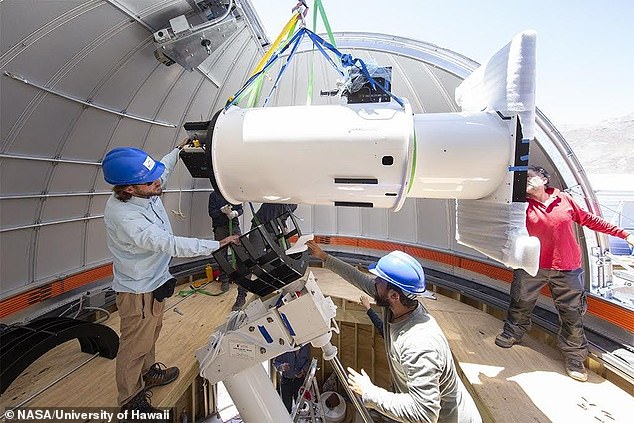 Ingenieros y astrónomos chilenos instalando el telescopio ATLAS en el Observatorio El Sauce, que permite ver el cielo austral para los astrónomos dirigidos por Hawái.