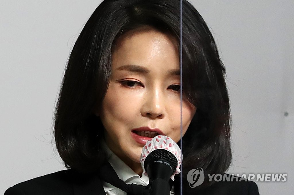 El tribunal permite que el medio de YouTube transmita la mayoría de las conversaciones grabadas de la esposa de Yoon