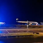 El avión Boeing 737-8AS operado por Ryanair aterrizó en Brest y fue recibido en la pista por varios camiones de bomberos.