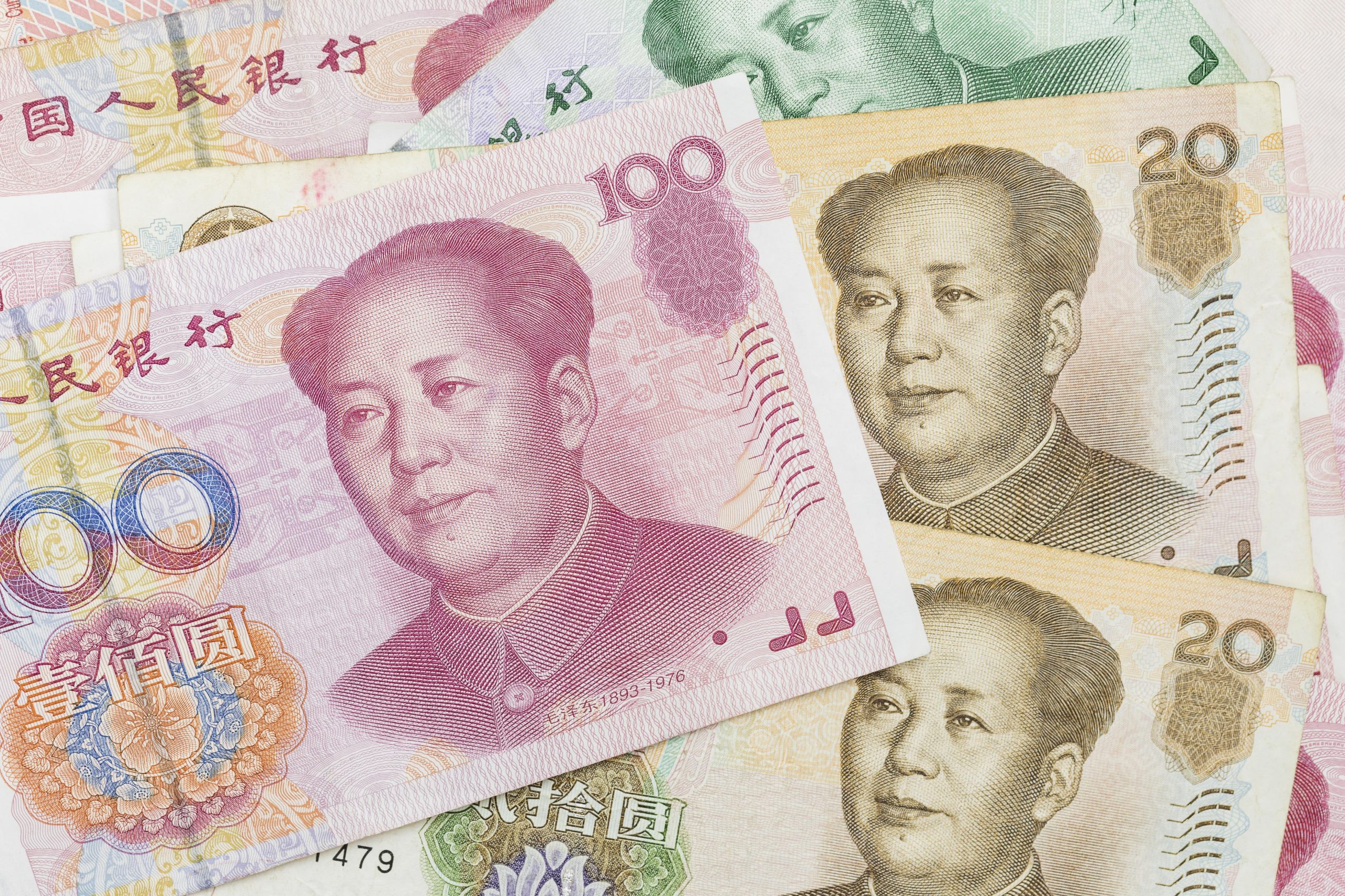 El yuan chino podría verse sometido a más presión tras el sorpresivo recorte de tipos