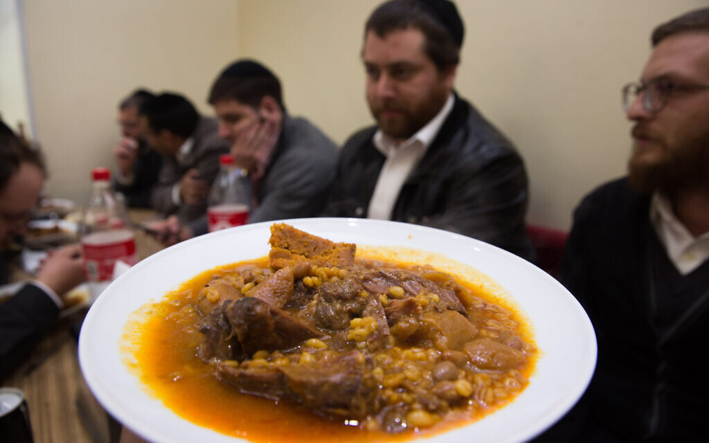 En el sendero cholent-and-kugel con recorridos por el 'tisch' ultraortodoxo
