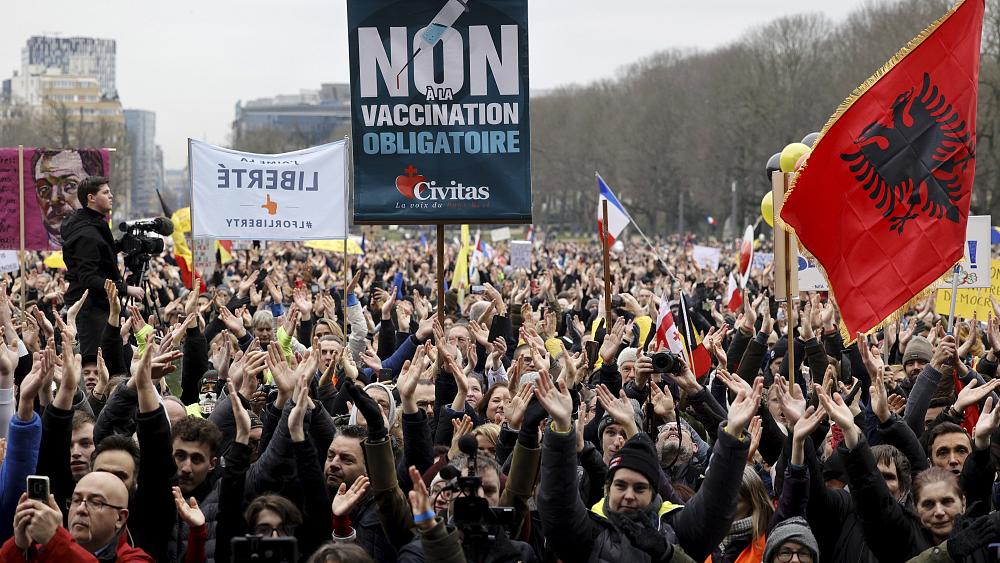 Enfrentamientos en Bruselas mientras miles protestan por las restricciones de COVID