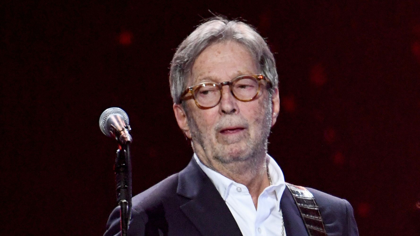 Eric Clapton afirma que las personas que reciben vacunas COVID-19 están bajo 'hipnosis masiva'