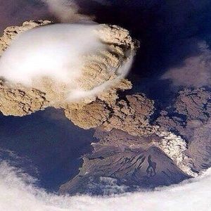 Erupción del volcán Turrialba obliga a cerrar parque en Costa Rica