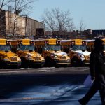 'Es un caos' cuando las escuelas en EE. UU. Se enfrentan a omicron