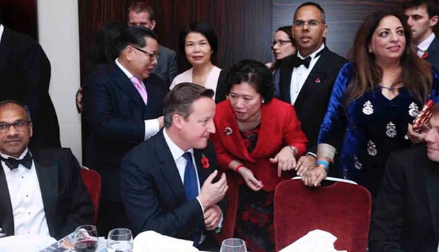 La influencia política de Christine Lee tanto en Gran Bretaña como en China es clara cuando se considera que Lee, una madre de dos hijos que se casó dos veces, ha sido fotografiada con David Cameron (en la foto juntos en los premios de liderazgo GG2 británicos en 2015) y el presidente de China, Xi Jinpin.