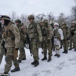 Miembros de las Fuerzas de Defensa Territorial de Ucrania, unidades militares voluntarias de las Fuerzas Armadas, entrenan en un parque de la ciudad de Kiev, Ucrania.  Docenas de civiles se han unido a las reservas del ejército de Ucrania en las últimas semanas en medio de los temores de una invasión rusa.