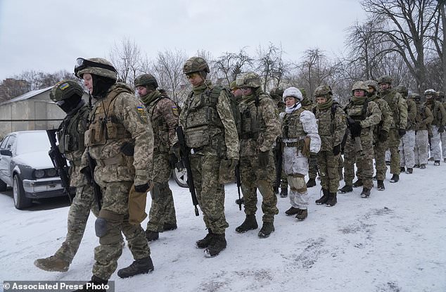Miembros de las Fuerzas de Defensa Territorial de Ucrania, unidades militares voluntarias de las Fuerzas Armadas, entrenan en un parque de la ciudad de Kiev, Ucrania.  Docenas de civiles se han unido a las reservas del ejército de Ucrania en las últimas semanas en medio de los temores de una invasión rusa.