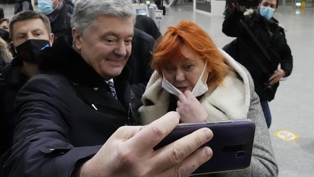 Exlíder Petro Poroshenko llega a Ucrania para enfrentar cargos de traición