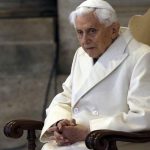 Expapa Benedicto XVI admite haber asistido a reunión sobre sacerdote abusivo