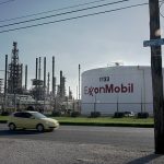 ExxonMobile se comprometió el martes a alcanzar cero emisiones netas de carbono para 2050, con la esperanza de alcanzar a sus rivales como Shell y BP que ya se han comprometido.