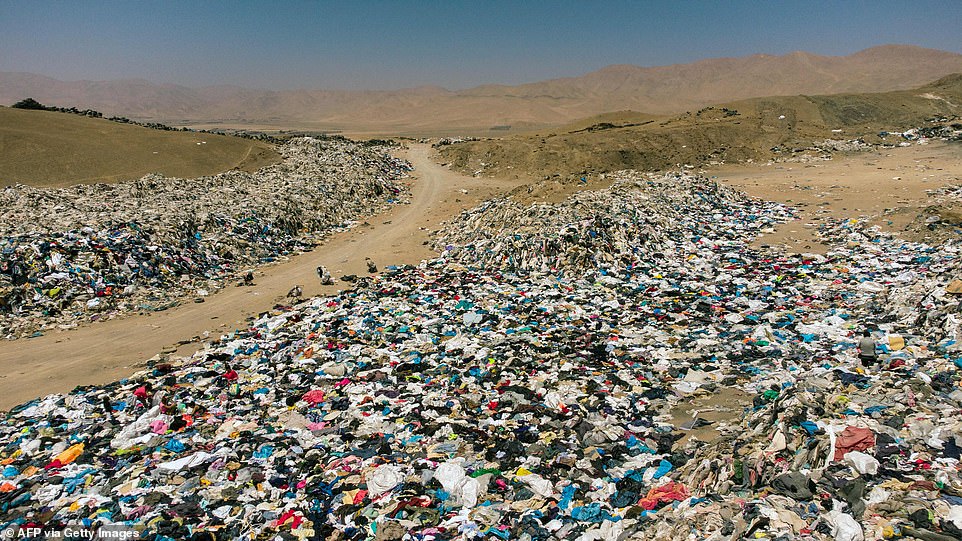 Vista de ropa usada desechada en el desierto de Atacama, en Alto Hospicio, Iquique, Chile en septiembre de 2021