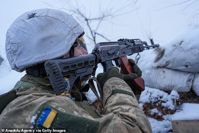 Gran Bretaña está abierta a enviar más armas a Ucrania para intentar frustrar cualquier invasión rusa, dijo anoche el secretario de Defensa, Ben Wallace.  En la foto: los soldados ucranianos se ven a lo largo de la línea del frente cerca de la ciudad de Zolote