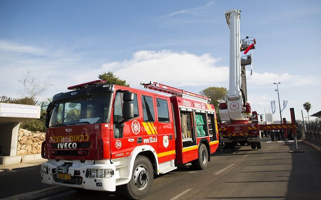 Hombre de 60 años encontrado muerto en un apartamento después de un incendio en un edificio en Ramle
